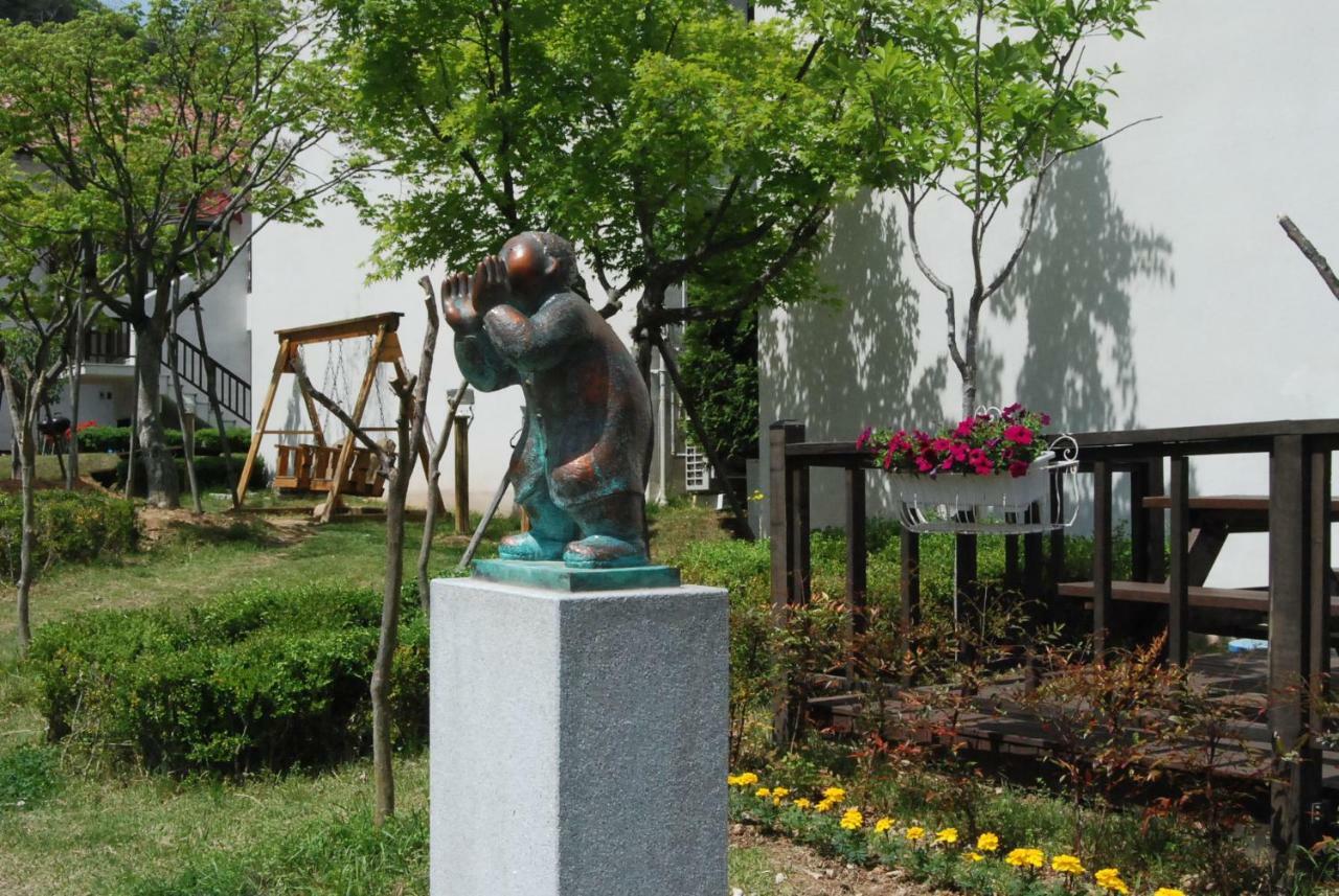 Meta Pension, Дам'янг Екстер'єр фото